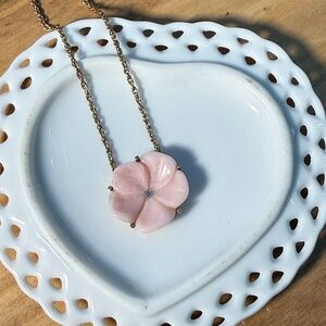vintage Avon pink lucite flower pendant necklace